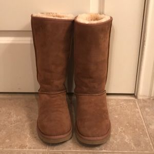 Women’s Ugg Boots (Tall) in color CHE